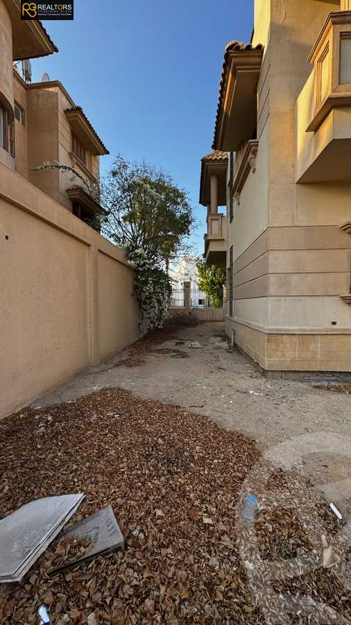 https://aqarmap.com.eg/en/listing/6303911-for-sale-cairo-el-sheikh-zayed-city-compounds-royal-city
