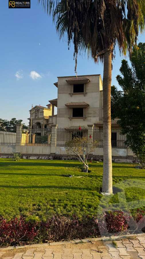 https://aqarmap.com.eg/en/listing/6303911-for-sale-cairo-el-sheikh-zayed-city-compounds-royal-city