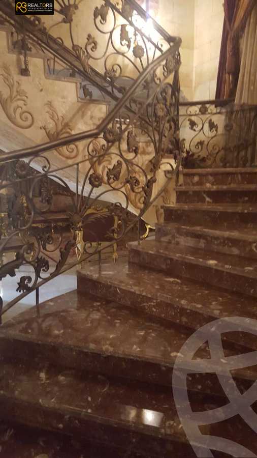 https://aqarmap.com.eg/en/listing/6304190-for-sale-cairo-el-sheikh-zayed-city-compounds-royal-city