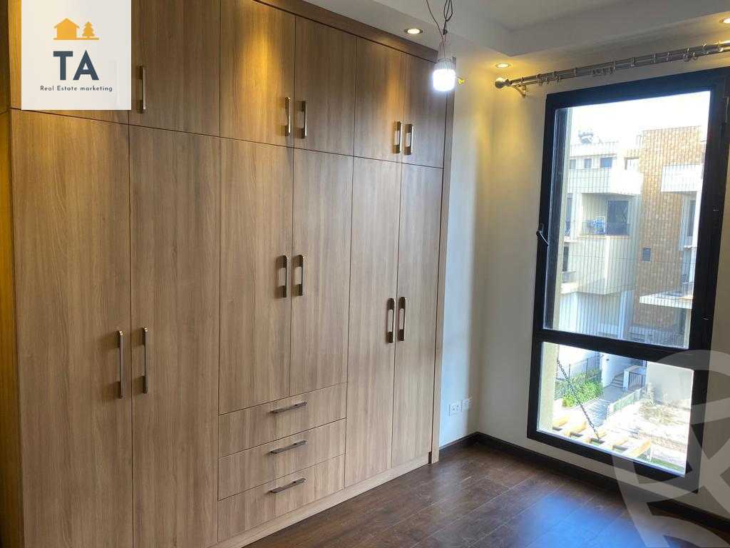 https://aqarmap.com.eg/ar/listing/3742305-for-sale-cairo-el-sheikh-zayed-city-compounds-kmbwnd-wyst-twn-swdyk