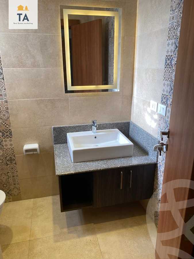 https://aqarmap.com.eg/ar/listing/3742302-for-sale-cairo-el-sheikh-zayed-city-compounds-kmbwnd-wyst-twn-swdyk
