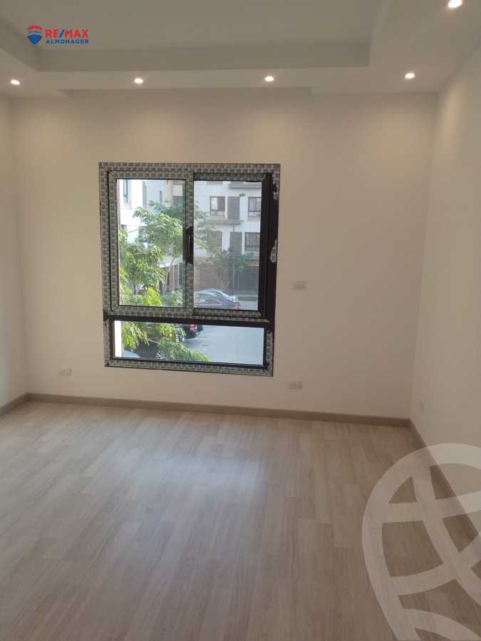 https://aqarmap.com.eg/ar/listing/3789526-for-sale-cairo-el-sheikh-zayed-city-compounds-in-sheikh-zayed-the-courtyard