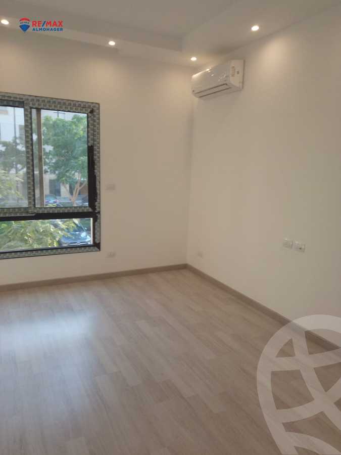 https://aqarmap.com.eg/ar/listing/3789526-for-sale-cairo-el-sheikh-zayed-city-compounds-in-sheikh-zayed-the-courtyard