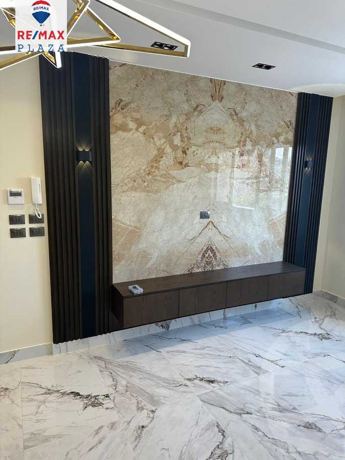 https://aqarmap.com.eg/en/listing/5854098-for-sale-cairo-new-cairo-compounds-mountain-view-hyde-park